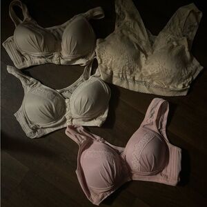 3 snap in front size 38 bras tan beige and pink
1 3XL beige lace bralette